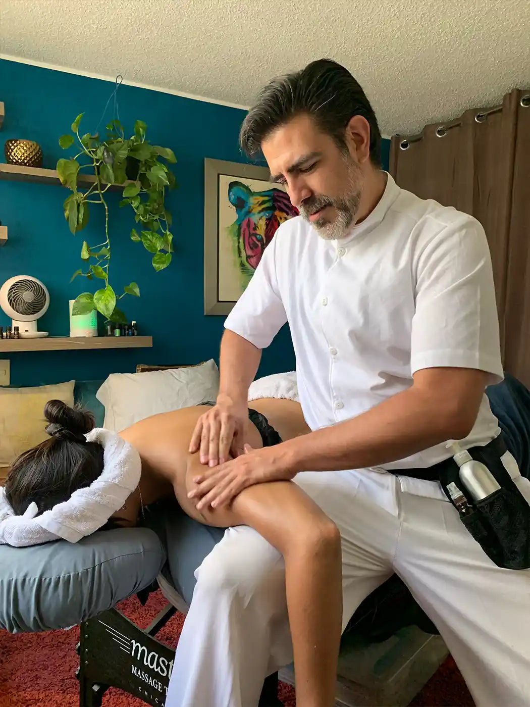 Aceites esenciales puros en masoterapia: potencia cada masaje con el poder de la naturaleza